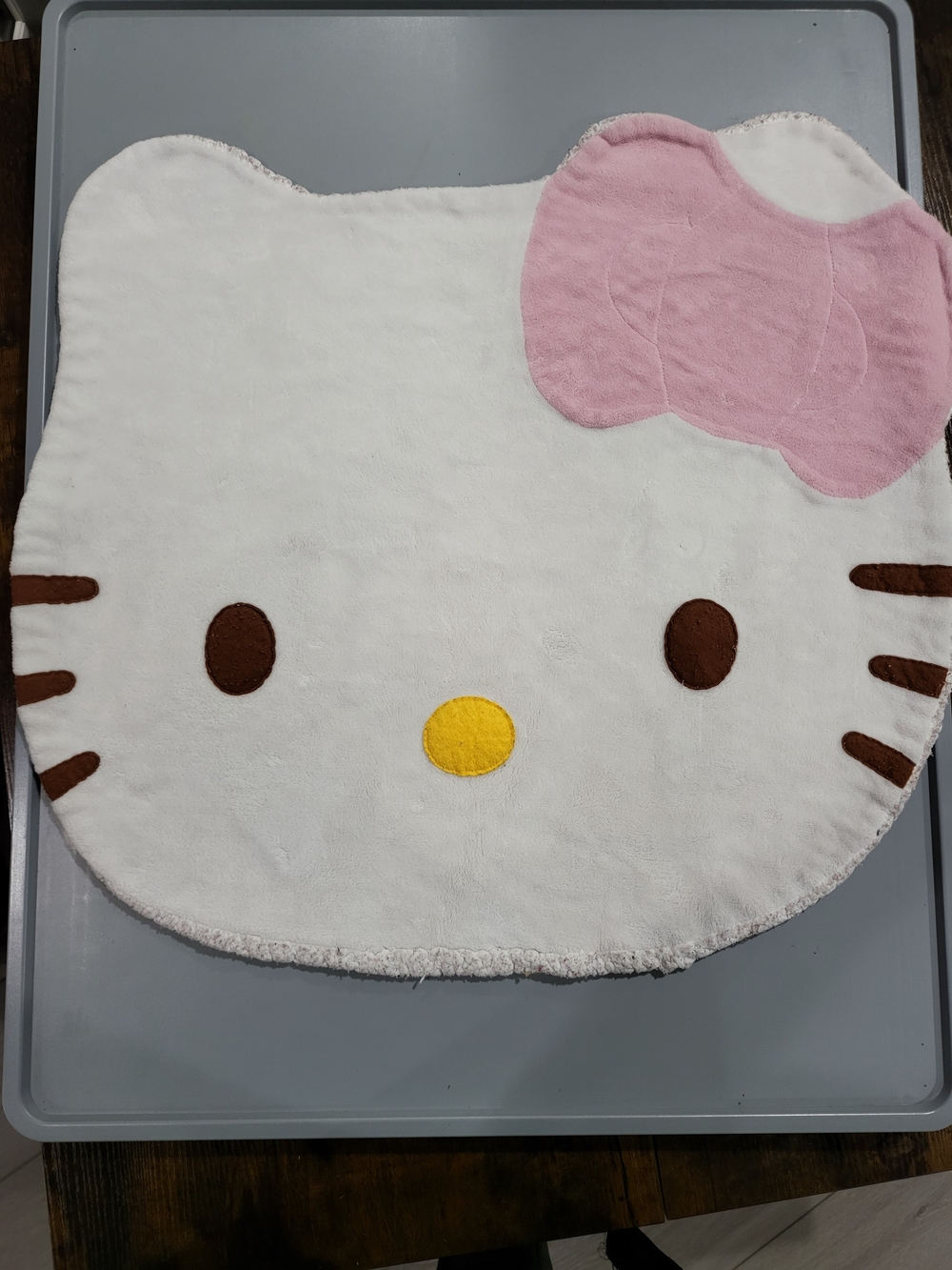 White Plush Hello Kitty–Style Kids Bib with Pink Bow Accent